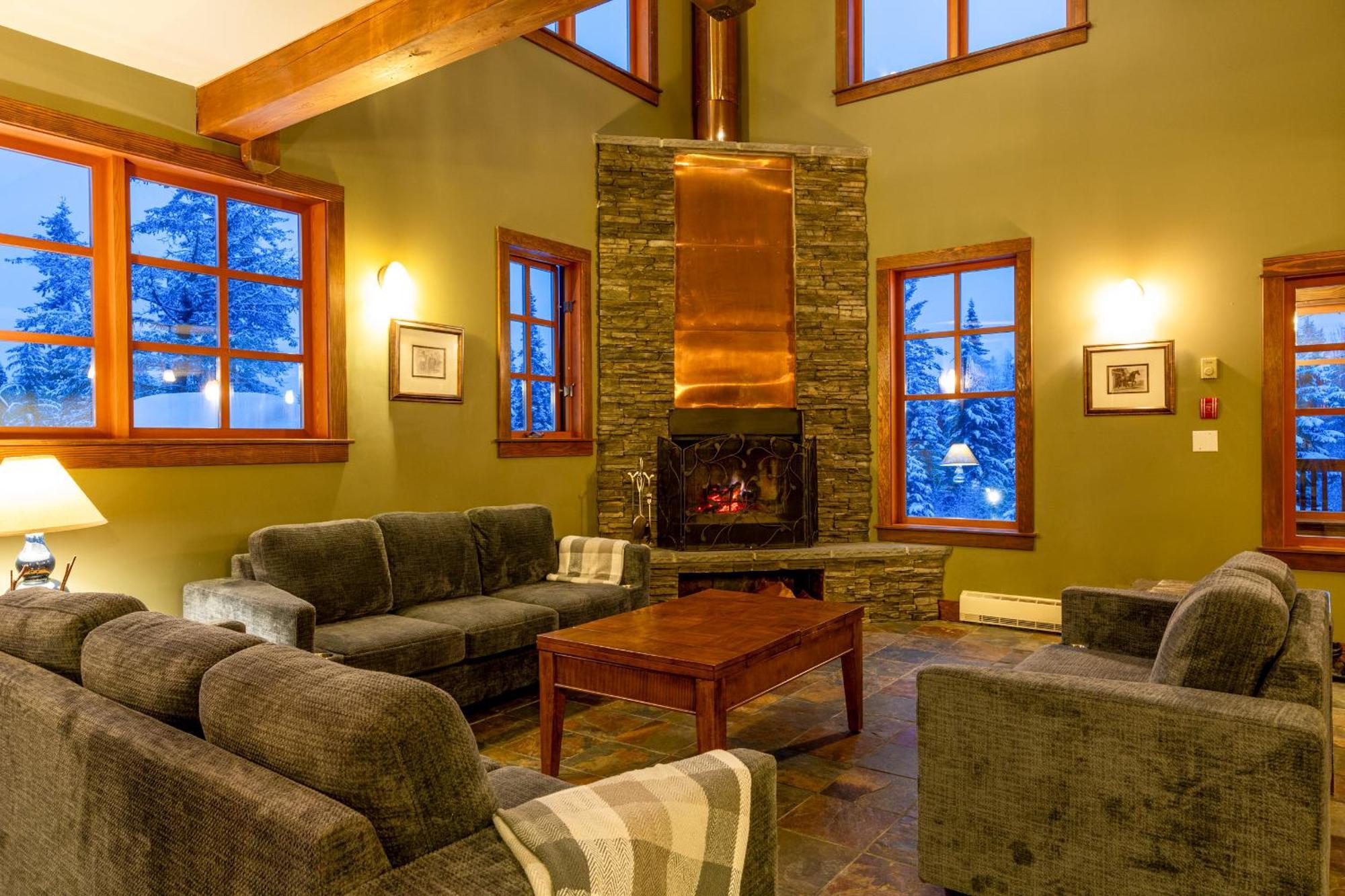 Copper Horse Lodge Golden Exterior foto